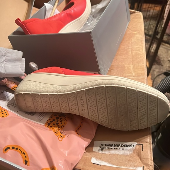 Vionic Jacey, Poppy leather size 9. Worn twice. Original cost $120 - Picture 3 of 8